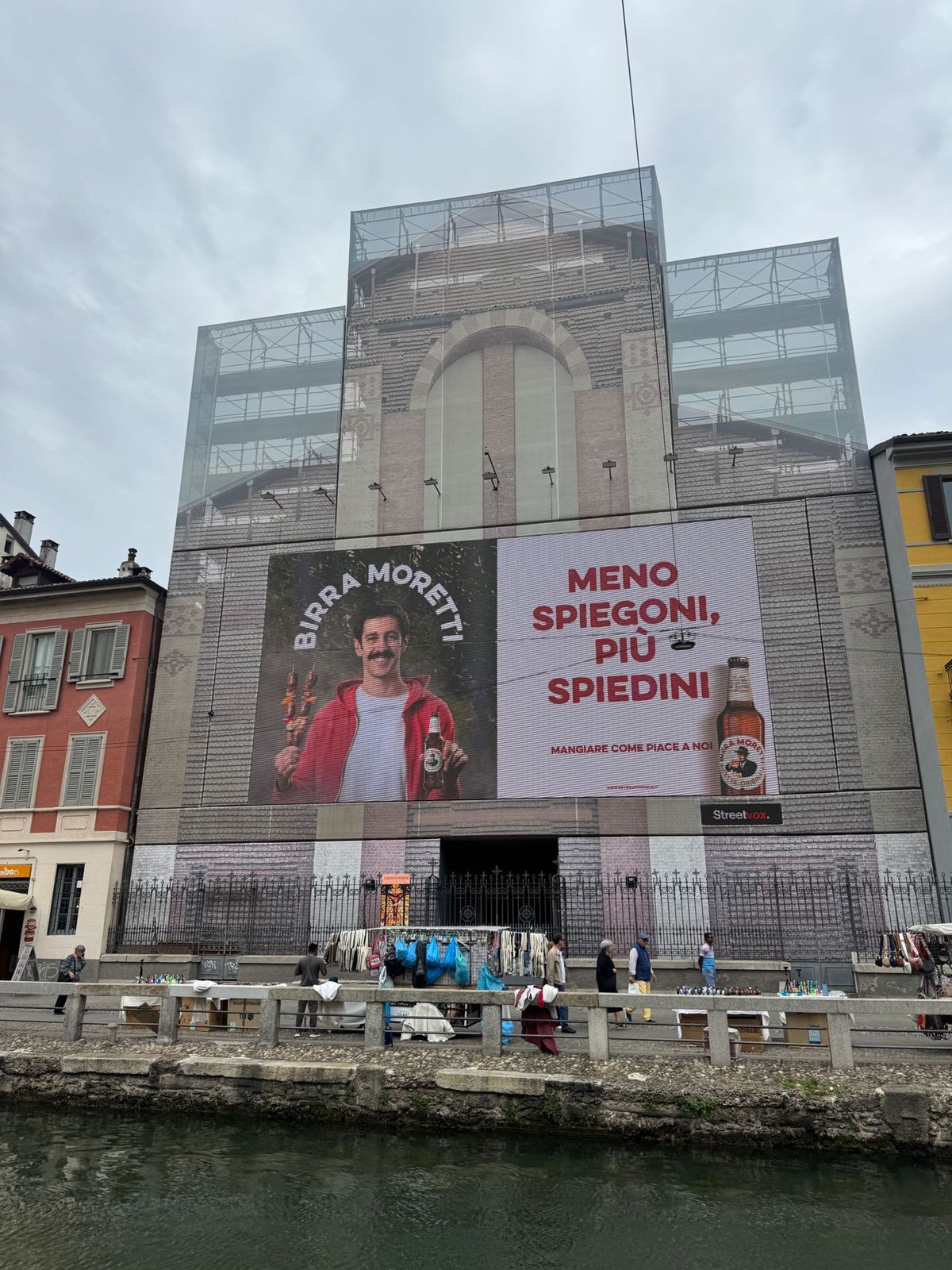 Milano — Naviglio Grande, Birra Moretti large-format