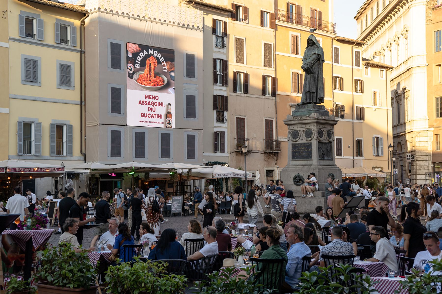 Roma — Campo de’ Fiori at dusk, Meno assaggini più bucatini