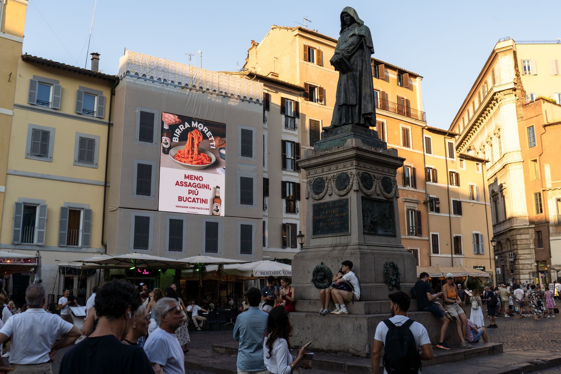 Roma — Campo de' Fiori large-format, Meno assaggini più bucatini